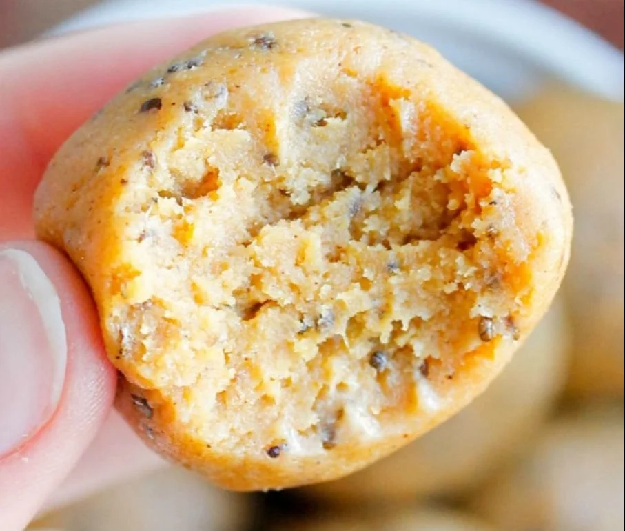 No-bake healthy pumpkin pie energy balls with spices and oats